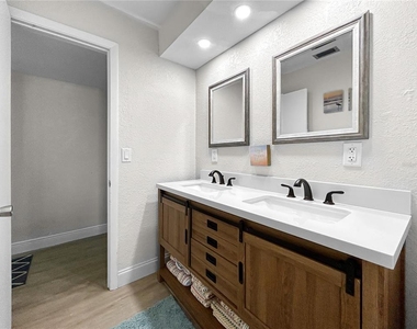 2505 Bay Boulevard - Photo Thumbnail 21