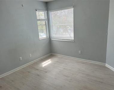 2568 Woodgate Boulevard - Photo Thumbnail 12
