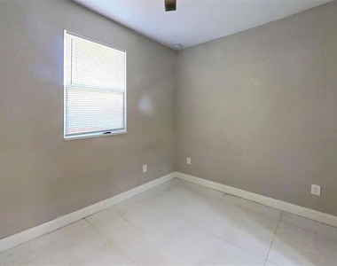 2726 Miami Terrace - Photo Thumbnail 4