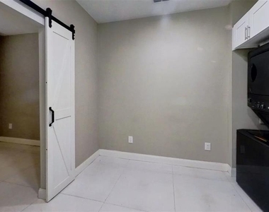 2726 Miami Terrace - Photo Thumbnail 11