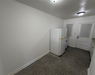 2109 S Mills Avenue - Photo Thumbnail 5