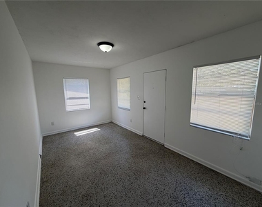 2109 S Mills Avenue - Photo Thumbnail 3