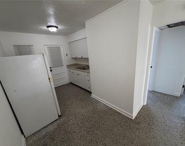 2109 S Mills Avenue - Photo Thumbnail 6