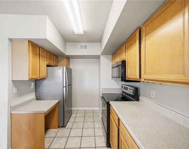 1025 Villagio Circle - Photo Thumbnail 13