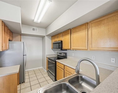 1025 Villagio Circle - Photo Thumbnail 12