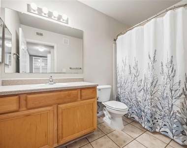 1025 Villagio Circle - Photo Thumbnail 35