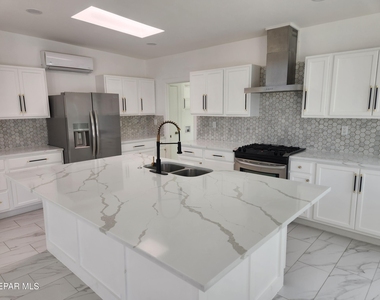 6728 Amposta Drive - Photo Thumbnail 18