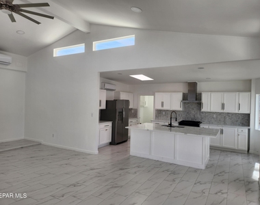 6728 Amposta Drive - Photo Thumbnail 4