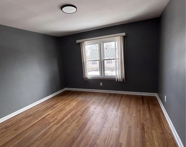112 Harrington Avenue - Photo Thumbnail 6