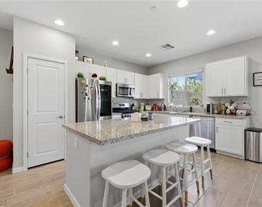 11824 Pelican Butte Avenue - Photo Thumbnail 11