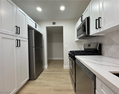 8464 Blue Island - Photo Thumbnail 22
