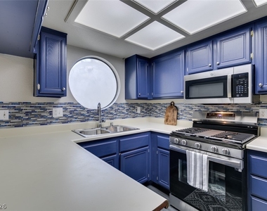 810 N Sloan Lane - Photo Thumbnail 8