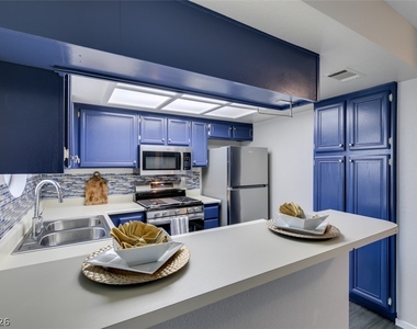 810 N Sloan Lane - Photo Thumbnail 12