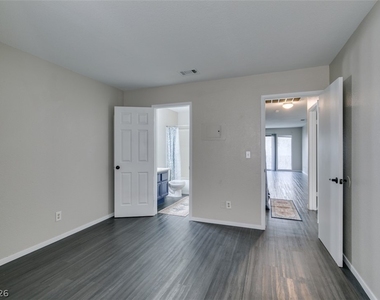 810 N Sloan Lane - Photo Thumbnail 7
