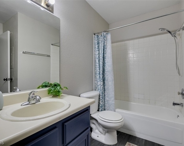 810 N Sloan Lane - Photo Thumbnail 4