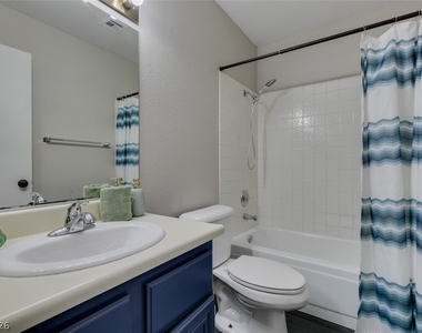 810 N Sloan Lane - Photo Thumbnail 6