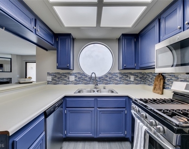 810 N Sloan Lane - Photo Thumbnail 9