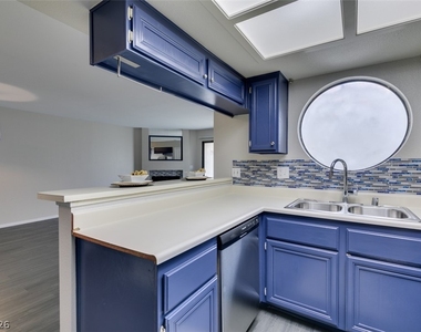 810 N Sloan Lane - Photo Thumbnail 10