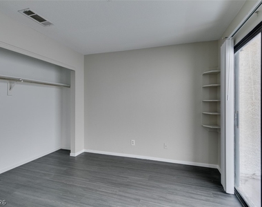 810 N Sloan Lane - Photo Thumbnail 5