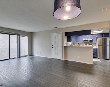 810 N Sloan Lane - Photo Thumbnail 11