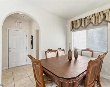 32 Lily Grove Road - Photo Thumbnail 11