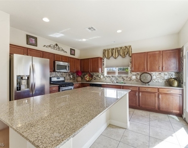 32 Lily Grove Road - Photo Thumbnail 4