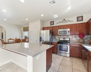 32 Lily Grove Road - Photo Thumbnail 7