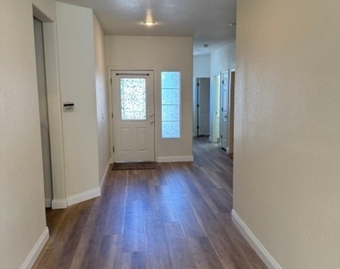 3203 Stratford Hall Court - Photo Thumbnail 9