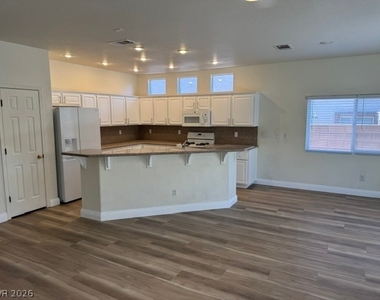 3203 Stratford Hall Court - Photo Thumbnail 2