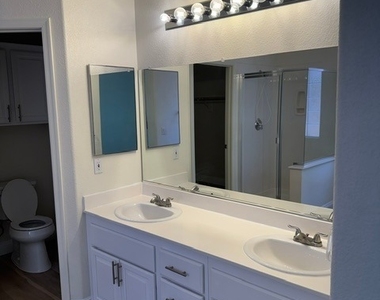3203 Stratford Hall Court - Photo Thumbnail 14