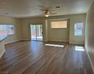3203 Stratford Hall Court - Photo Thumbnail 5