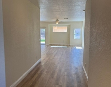 3203 Stratford Hall Court - Photo Thumbnail 6