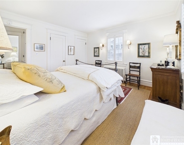 422 York Street - Photo Thumbnail 9