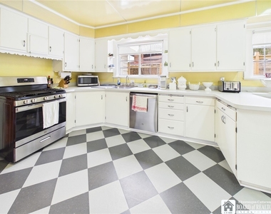 422 York Street - Photo Thumbnail 10