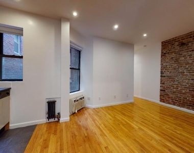East 65 Street - Photo Thumbnail 3