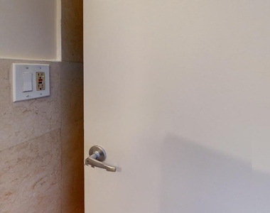 East 91st Street - Photo Thumbnail 7
