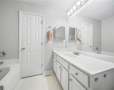156 Stoneforest Drive - Photo Thumbnail 10