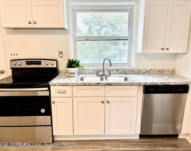 1608 Bay Avenue - Photo Thumbnail 3