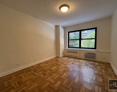 East 55 Street - Photo Thumbnail 3