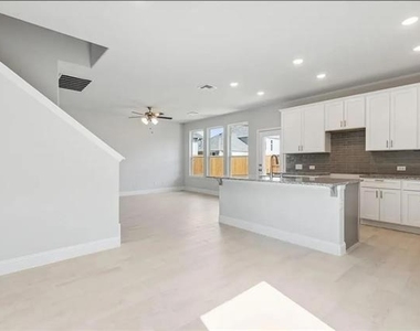 905 Sicily Boulevard - Photo Thumbnail 15
