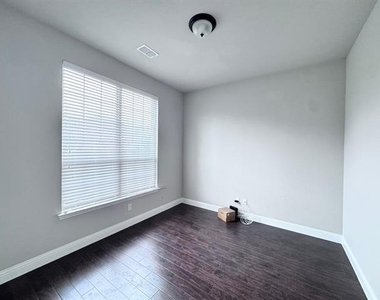 311 Lexington Avenue - Photo Thumbnail 18