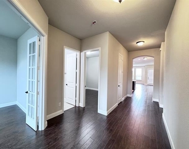 311 Lexington Avenue - Photo Thumbnail 2