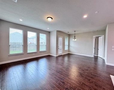 311 Lexington Avenue - Photo Thumbnail 3