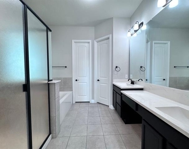 311 Lexington Avenue - Photo Thumbnail 14