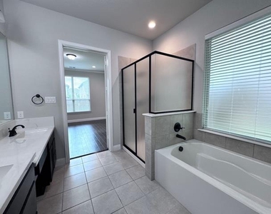 311 Lexington Avenue - Photo Thumbnail 16