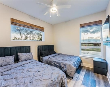 4013 Ivanhoe Lane - Photo Thumbnail 32