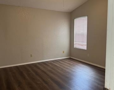 1009 Danforth Court - Photo Thumbnail 10