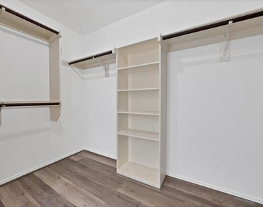 1002 Manassas Drive - Photo Thumbnail 24