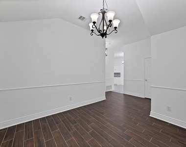 1002 Manassas Drive - Photo Thumbnail 7