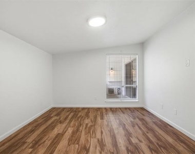 2627 Douglas Avenue - Photo Thumbnail 7